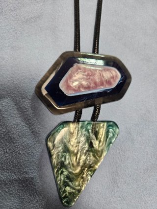 Collana con ciondoli geometrici