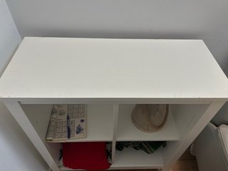 Estantería blanca de 4 huecos con patas Ikea