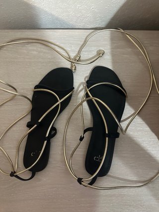 Sandalias Parfois romanas negras y doradas