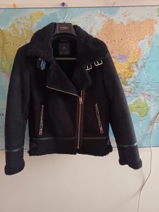 Cazadora negra Zara con borreguillo
