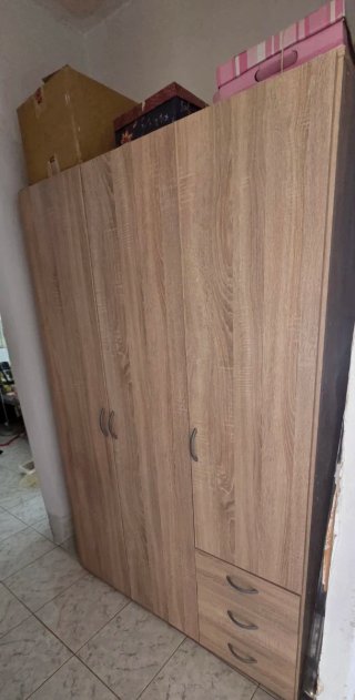Armario de madera con cajones