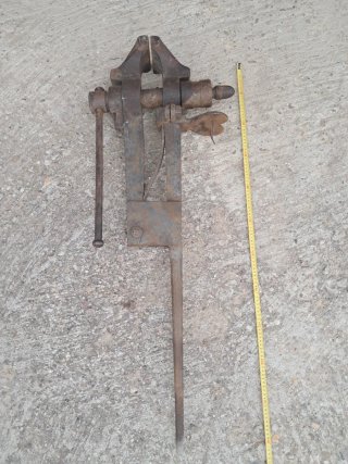 Tornillo de banco antiguo de forja