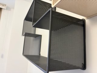 2 Estanterías Dédal de GUBI (Matégot)