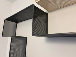 2 Estanterías Dédal de GUBI (Matégot)