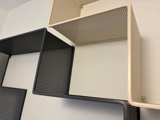 2 Estanterías Dédal de GUBI (Matégot)