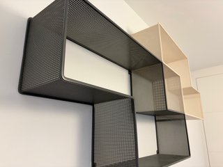2 Estanterías Dédal de GUBI (Matégot)
