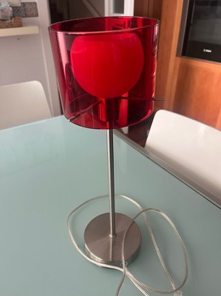 Lámpara de mesa roja y plateada