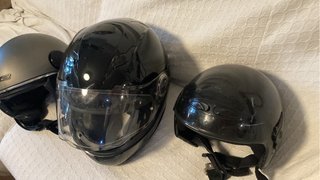 Casco de moto negro y gris