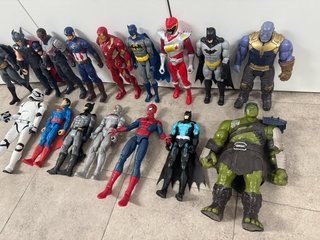 Lote de 26 Figuras de Superhéroes