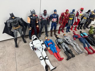Lote de 26 Figuras de Superhéroes