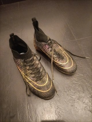 Zapatillas tacos Nike negras y doradas
