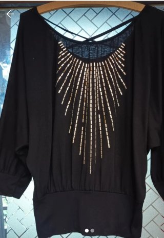 Blusa negra con detalles dorados
