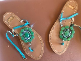 Sandalias planas verdes con pedrería