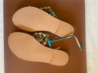 Sandalias planas verdes con pedrería