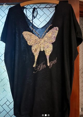 Blusa de punto con mariposa y pedrería