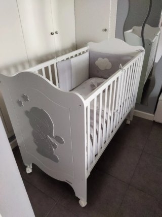 Cuna de bebé blanca con osito