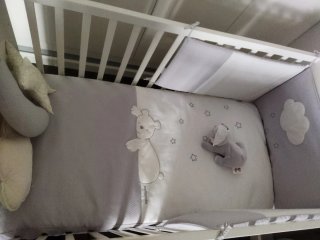 Cuna de bebé blanca con osito