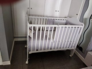 Cuna de bebé blanca con osito