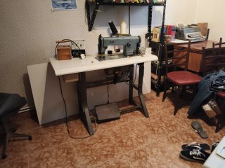 Máquina de coser industrial Alfa con mueble