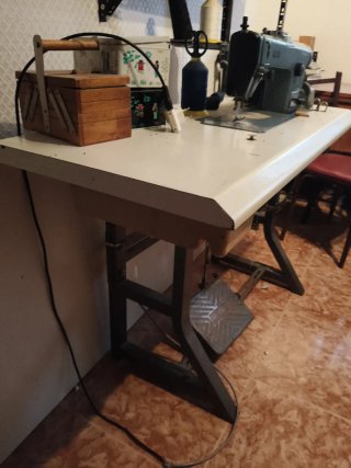 Máquina de coser industrial Alfa con mueble