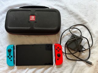 Nintendo Switch + Funda Negra + Cargador