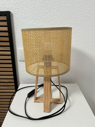 Pareja lámparas de mesa de madera y ratán