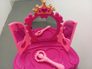 Tocador infantil rosa con espejo y accesorios