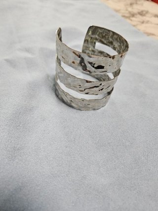 Bracciale rigido effetto martellato