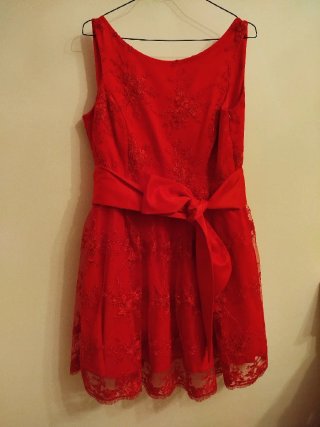 Vestido de fiesta rojo con encaje
