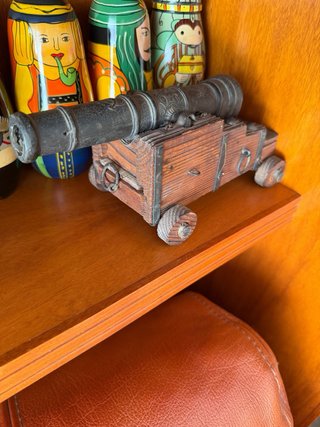 Figura cañón antiguo de madera