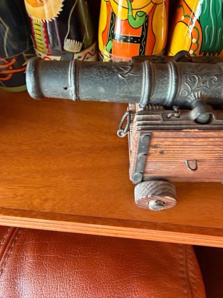 Figura cañón antiguo de madera