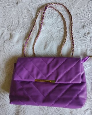 Borsetta viola con catena dorata
