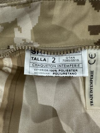 Traje tormenta árido militar