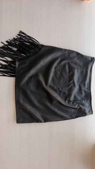 Falda negra con flecos brillantes