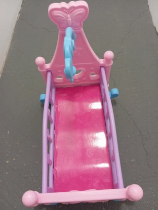 Cuna de juguete rosa y morada