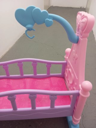 Cuna de juguete rosa y morada