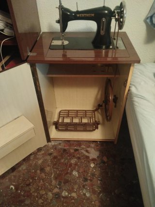 Máquina de coser Wertheim con mueble
