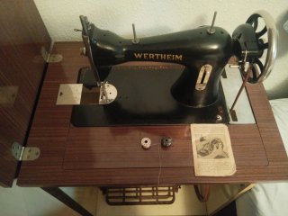 Máquina de coser Wertheim con mueble