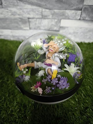 Pokeball terrario Luffy Gear 5 One Piece · 10 cm