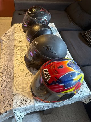 4 cascos de moto