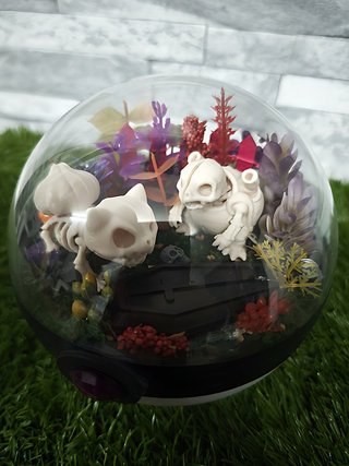 Pokeball terrario esqueleto Bulbasaur · 10 cm