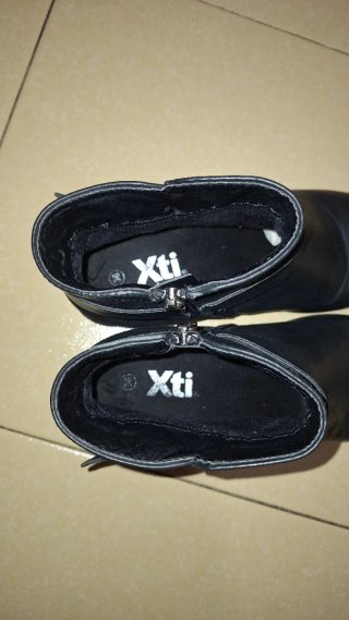 Botines negros XTI con hebilla y tachuelas