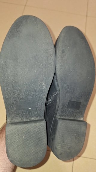 Botines negros XTI con hebilla y tachuelas