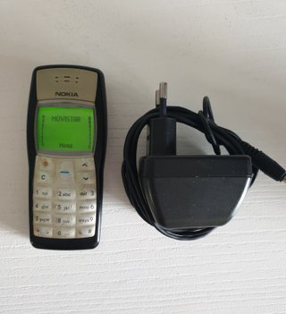 Teléfono Móvil Nokia 1100 Negro y Dorado