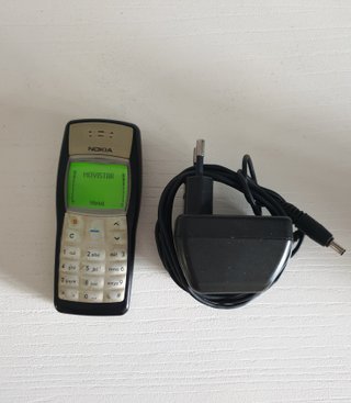 Teléfono Móvil Nokia 1100 Negro y Dorado