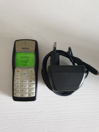 Teléfono Móvil Nokia 1100 Negro y Dorado