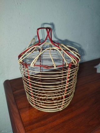 Huevera Vintage de Alambre Rojo y Crema