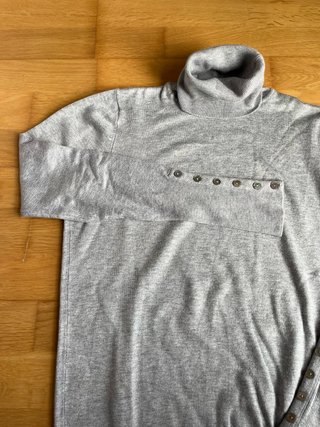 Jersey cuello alto gris botones manga