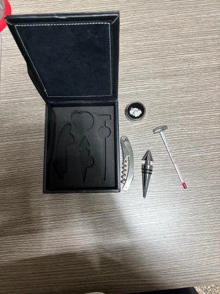 Set accessori vino nero e argento