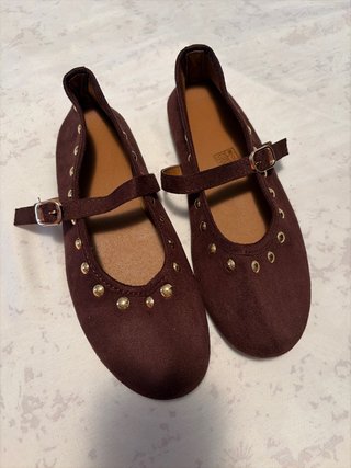Manoletinas marrones con tachuelas